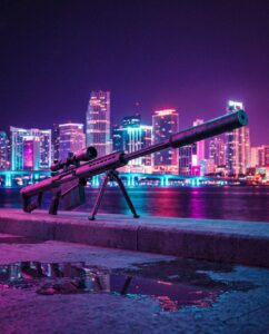 Тяжёлая снайперская винтовка на фоне неонового ночного города в стиле Майами