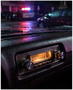 Винтажное автомобильное радио с подсветкой шкалы, отсылка к станции The Lowdown 91.1 в ГТА 6
