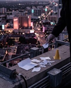 Обрывки письма в ГТА 6, разорванный конверт на фоне неонового города
