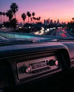 Неоновая радиовышка над ночным городом как символ радиостанции Radio Los Santos в ГТА 6